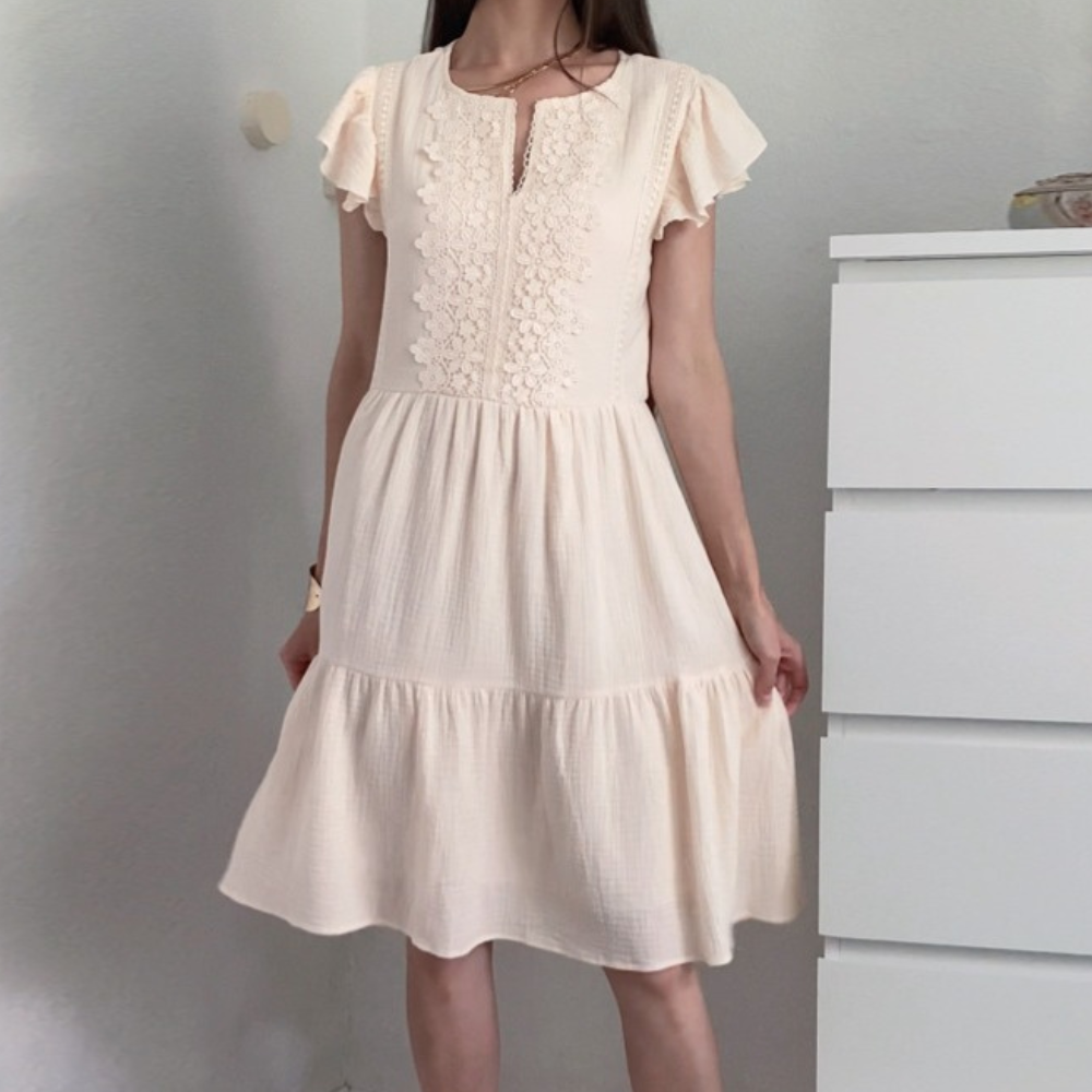 Sukienka z haftowanymi kwiatami