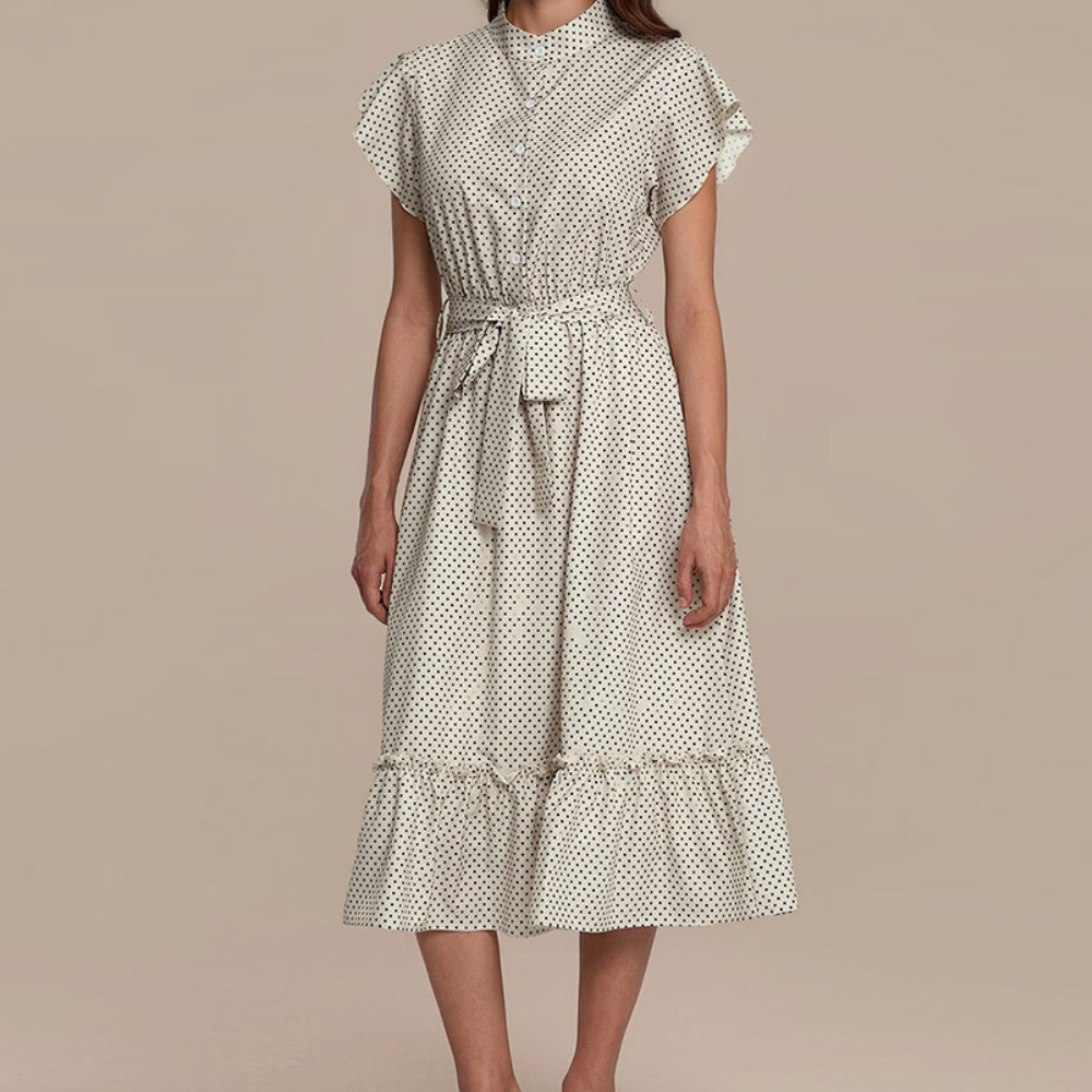 Sukienka w kropki z guzikami i paskiem