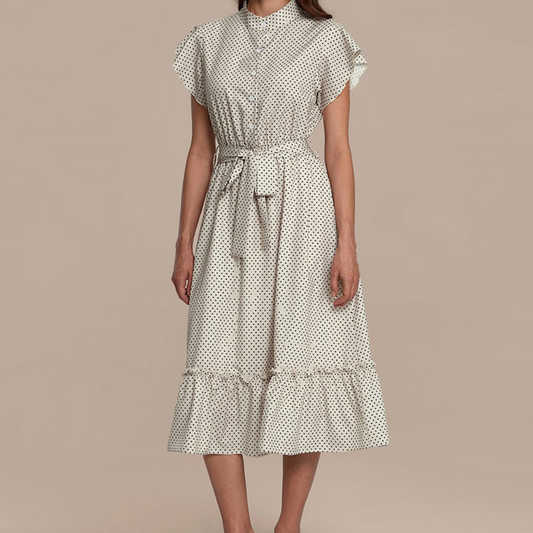 Sukienka w kropki z guzikami i paskiem